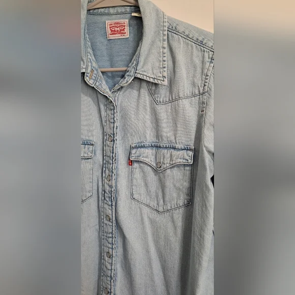 Levi’s Pearl Snap Western Shirt – Women’s Medium (Light Wash Blue, 100% Cotton) - Picture 3 of 10